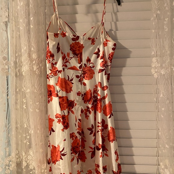 gorgeous satin white with red flowers dress for a junior size 11 - Picture 1 of 2